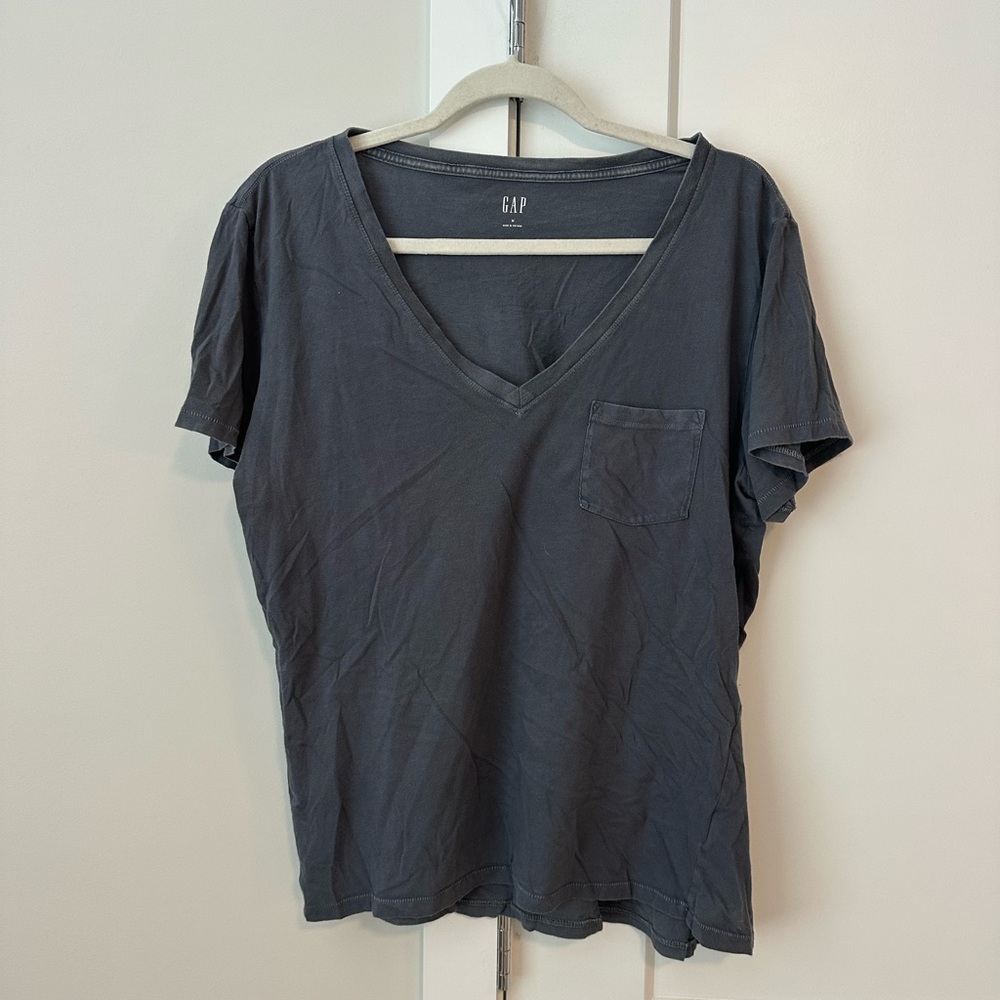 GAP Women's V-Neck Pocket Tee - Charcoal Gray